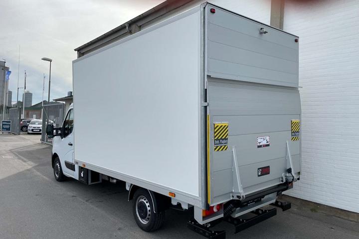 Hvid Renault Master IV T35 fra 2023 set udefra