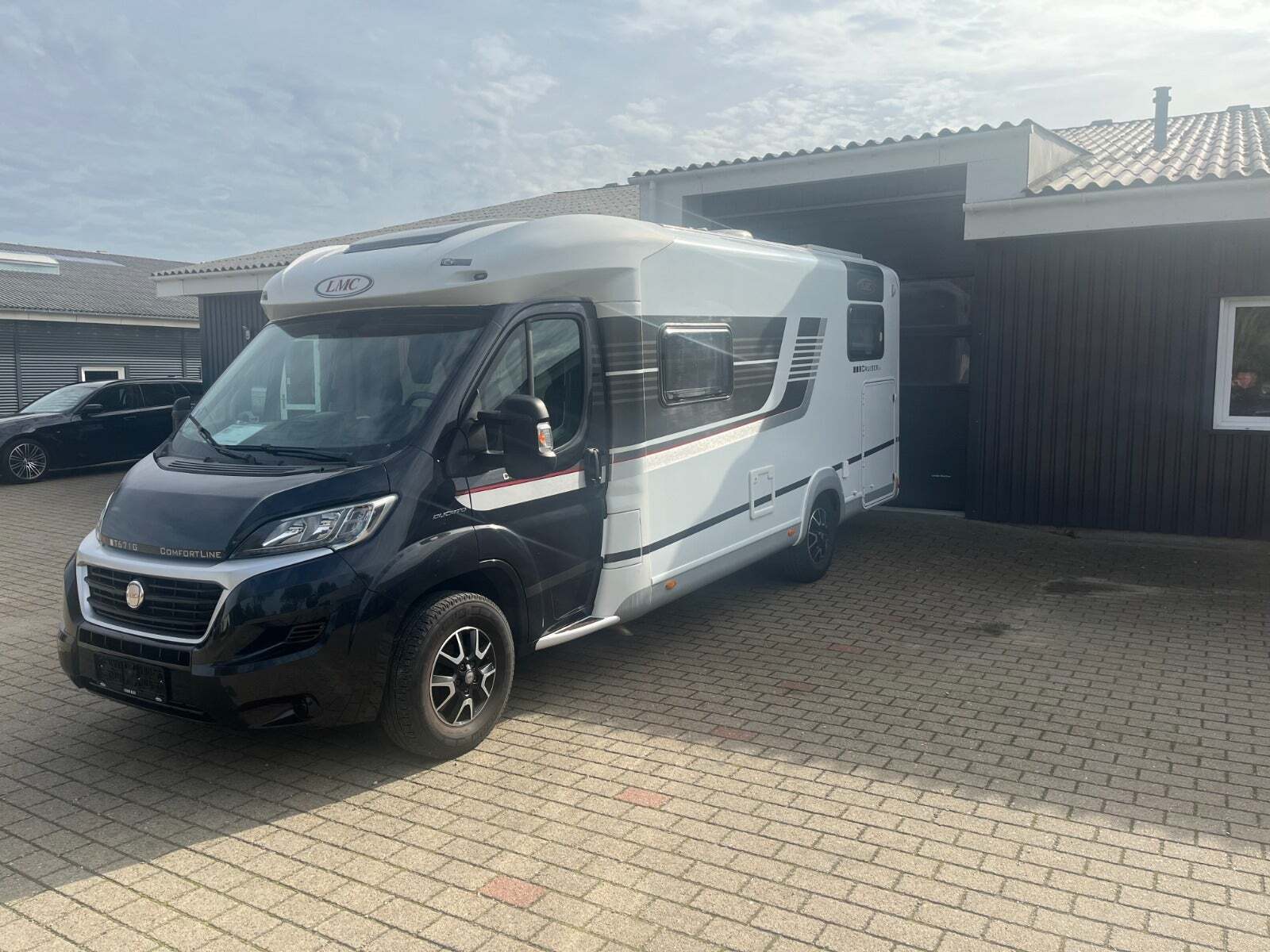 Gul LMC Explorer fra 2016