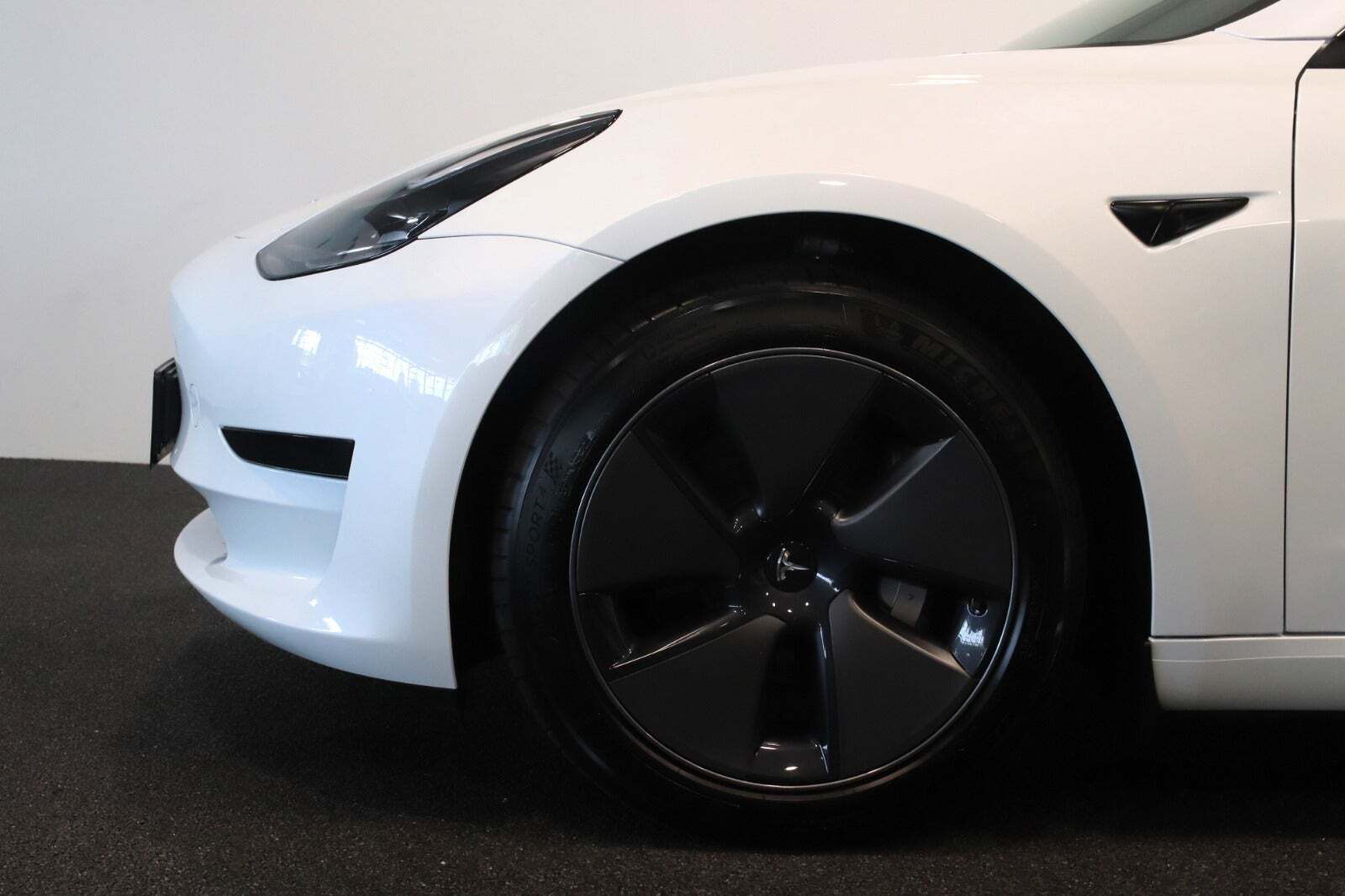 Hvid Tesla Model 3 fra 2022