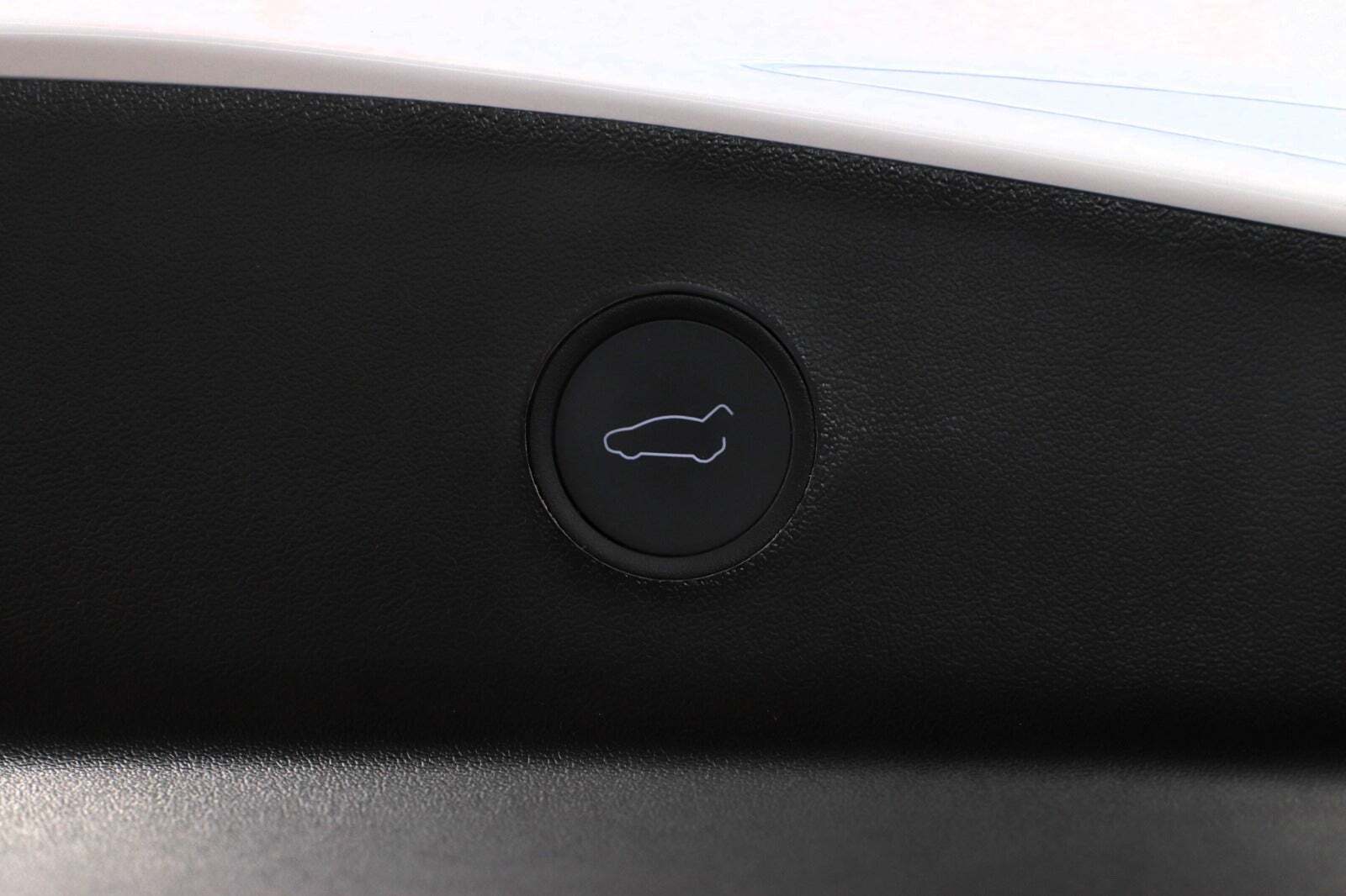 Hvid Tesla Model 3 fra 2022