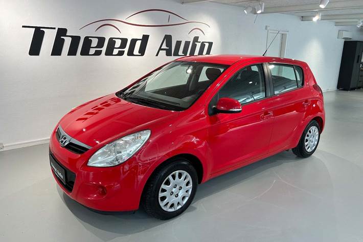 Rød Hyundai i20 fra 2012