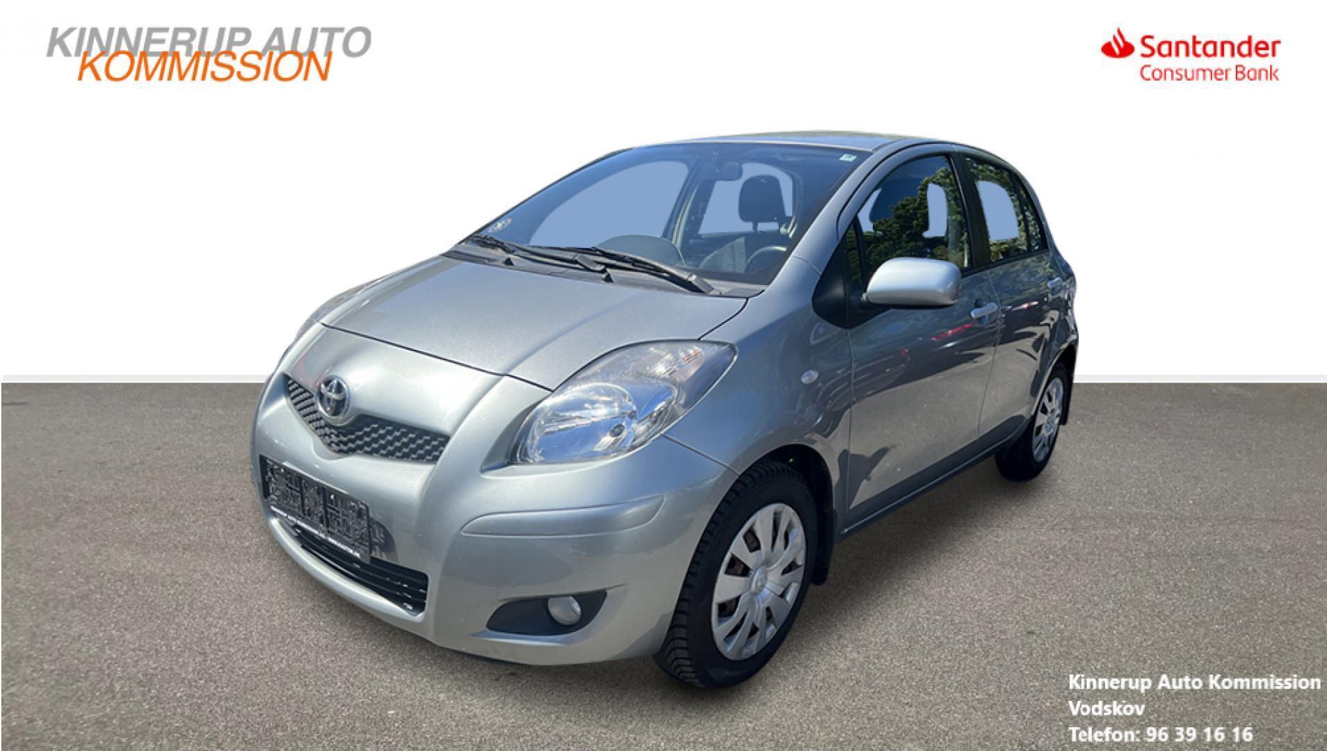 Grå Toyota Yaris fra 2007