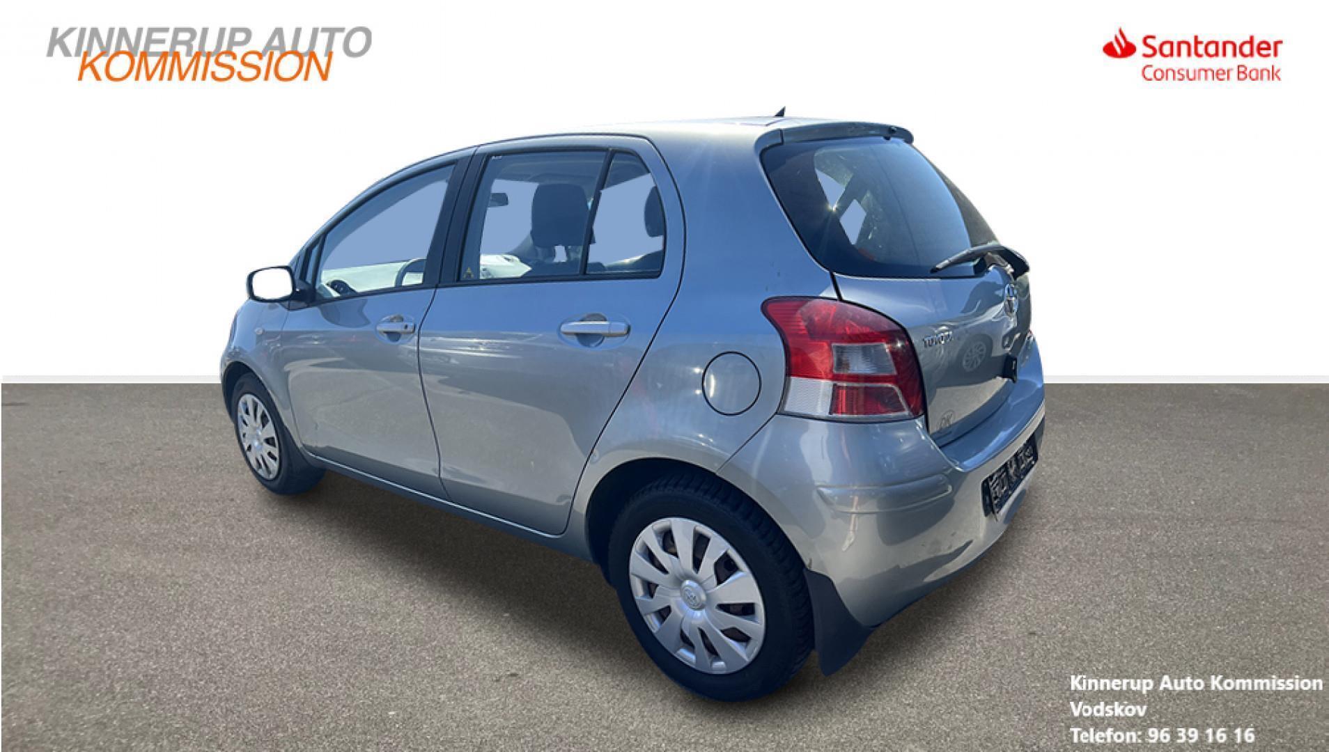 Grå Toyota Yaris fra 2007