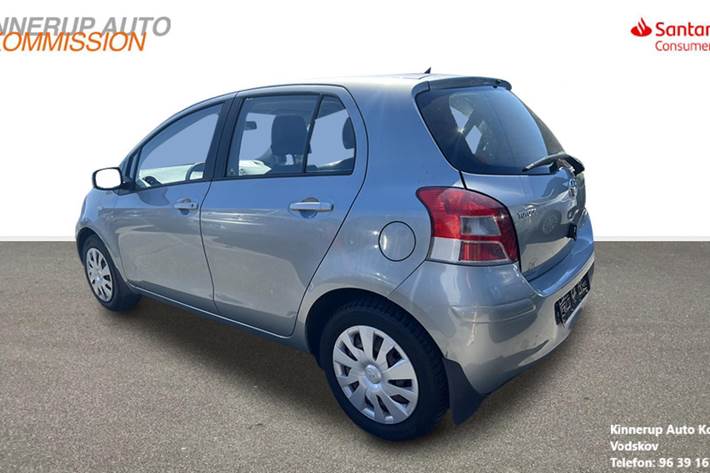 Grå Toyota Yaris fra 2007