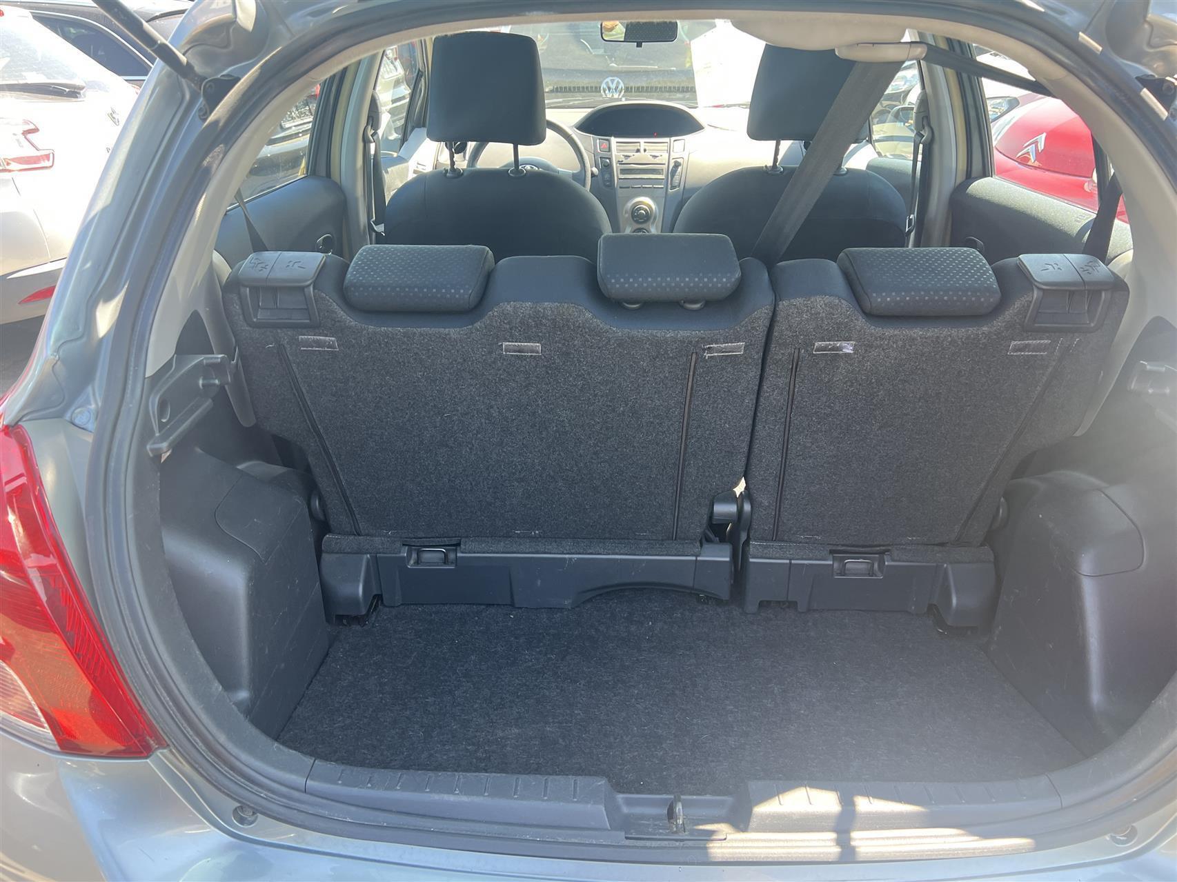 Grå Toyota Yaris fra 2007