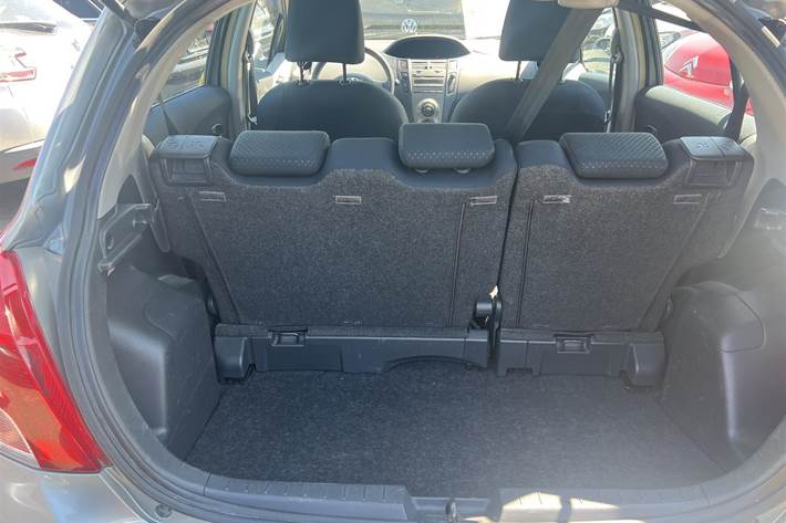 Grå Toyota Yaris fra 2007