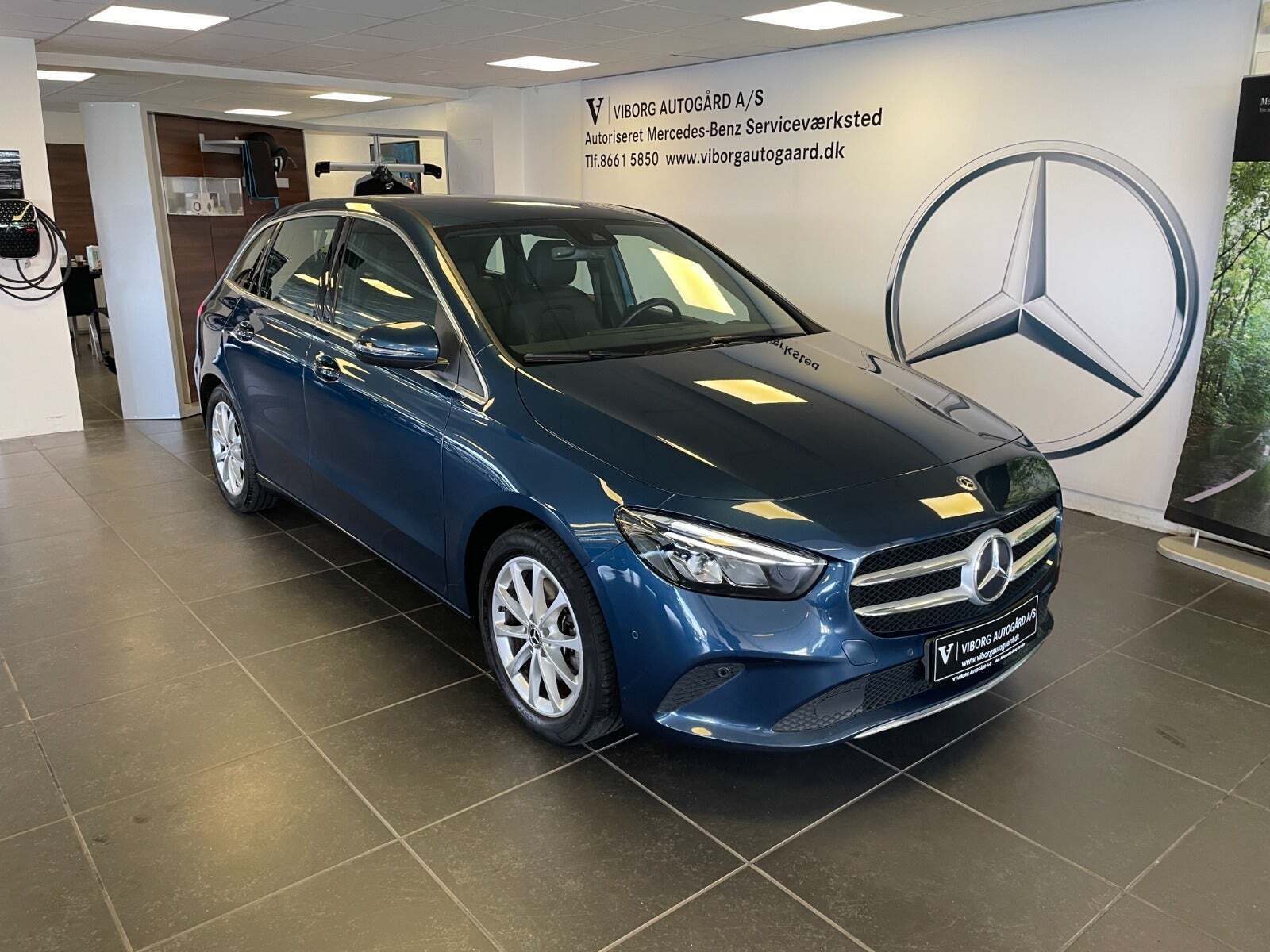 Blå Mercedes B200 fra 2019