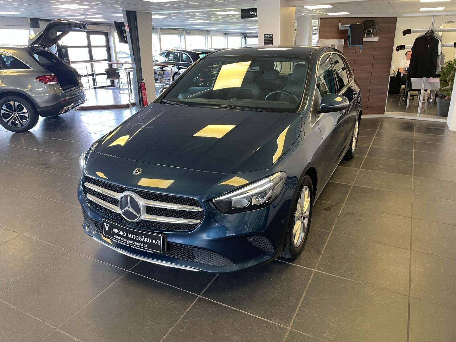 Blå Mercedes B200 fra 2019