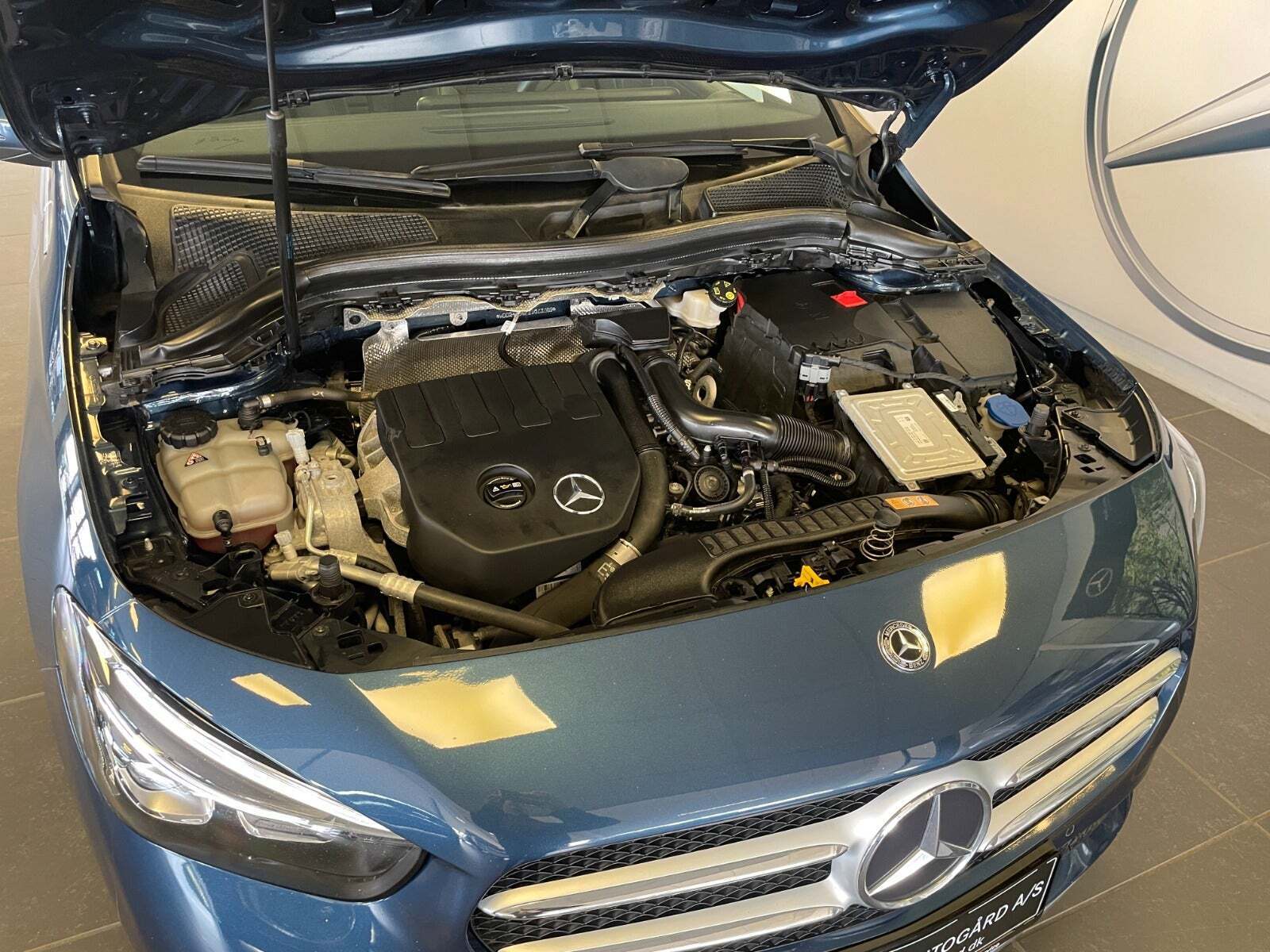 Blå Mercedes B200 fra 2019