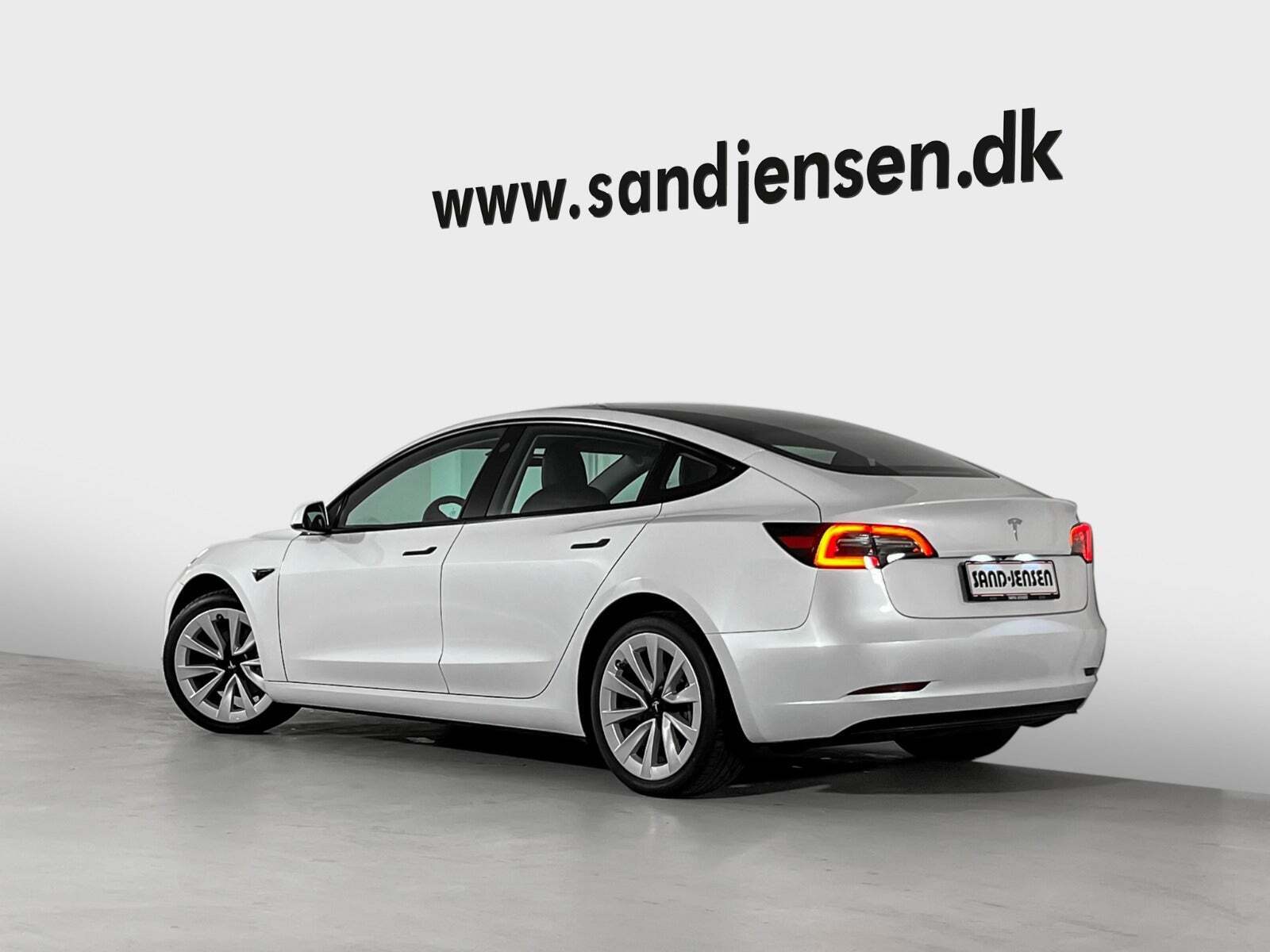 Hvid Tesla Model 3 fra 2023