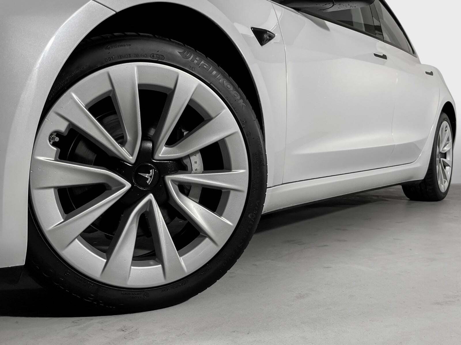 Hvid Tesla Model 3 fra 2023