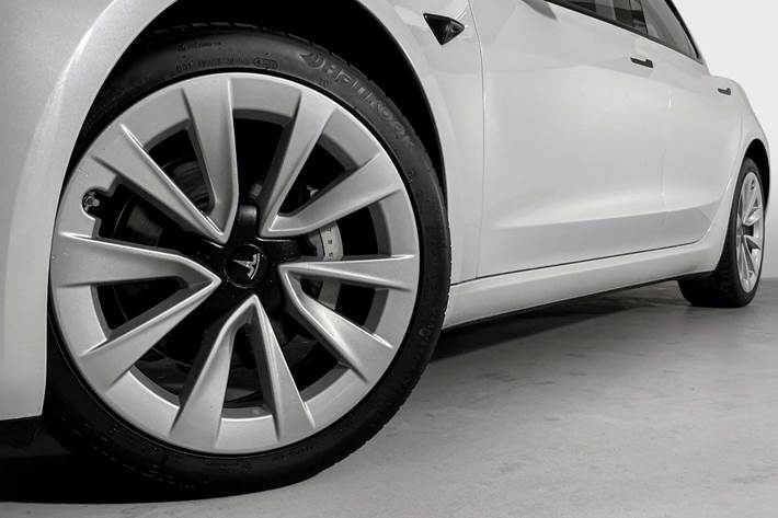 Hvid Tesla Model 3 fra 2023