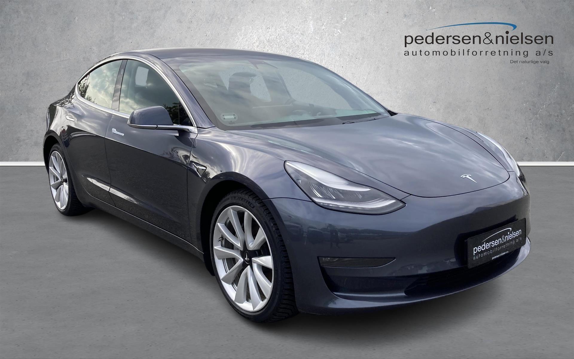 Grå Tesla Model 3 fra 2019