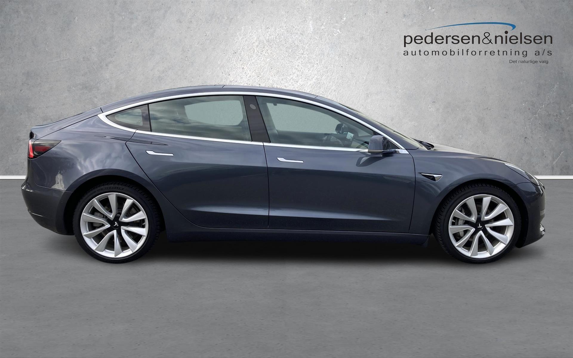 Grå Tesla Model 3 fra 2019