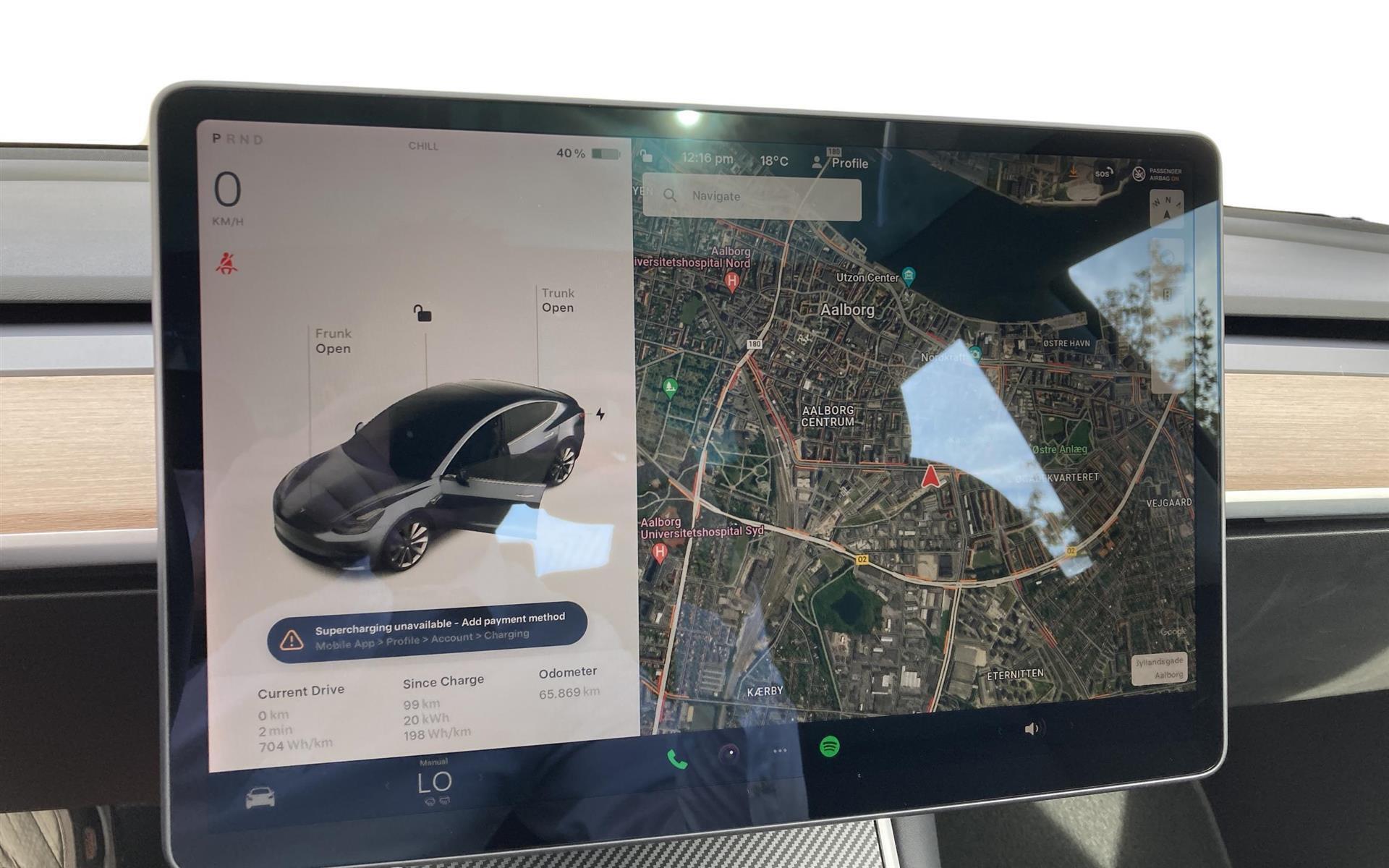 Grå Tesla Model 3 fra 2019