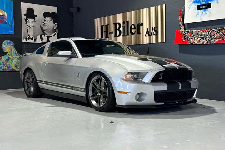 Sølv Ford Mustang fra 2010 set udefra