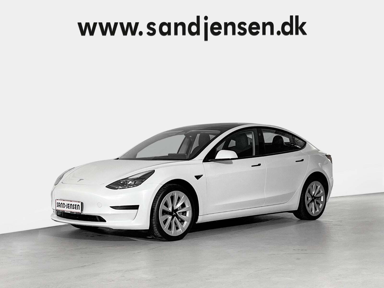 Hvid Tesla Model 3 fra 2023