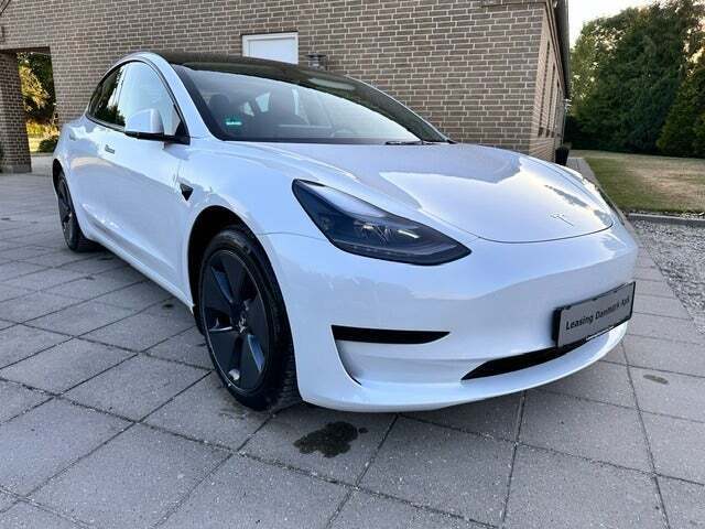 Grå Tesla Model 3 fra 2023