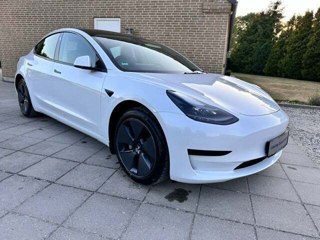 Grå Tesla Model 3 fra 2023