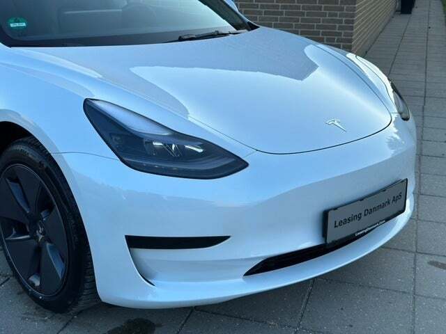Grå Tesla Model 3 fra 2023