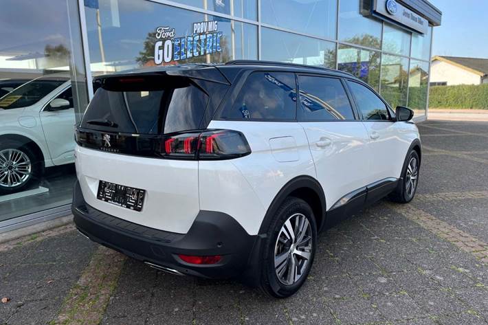 Hvid Peugeot 5008 fra 2022