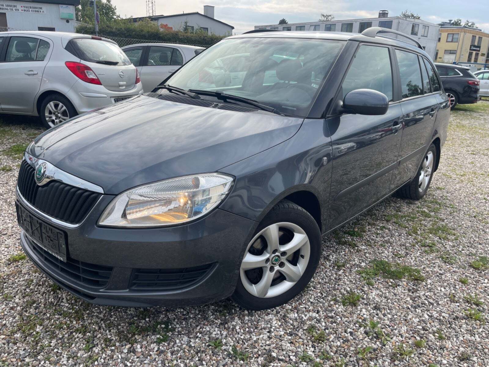 Grå Skoda Fabia fra 2011