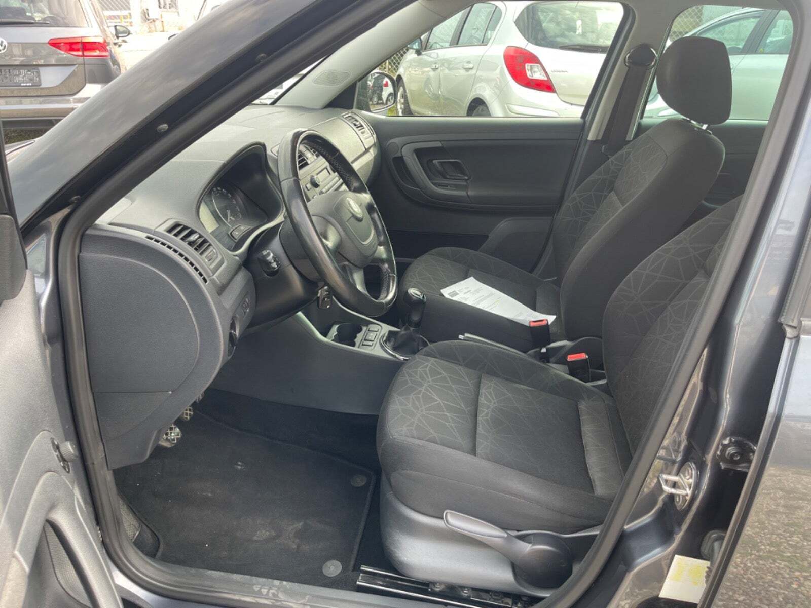 Grå Skoda Fabia fra 2011