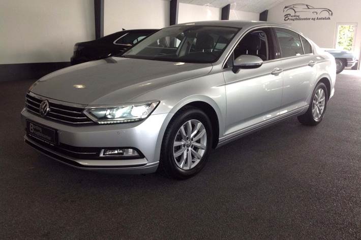 Sølv VW Passat fra 2016 set udefra