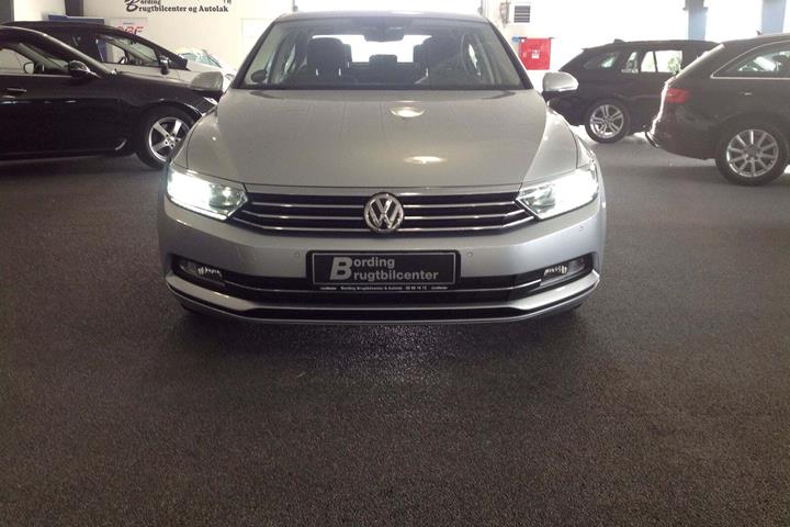 Sølv VW Passat fra 2016