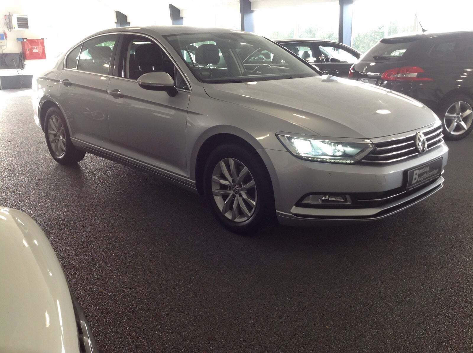 Sølv VW Passat fra 2016