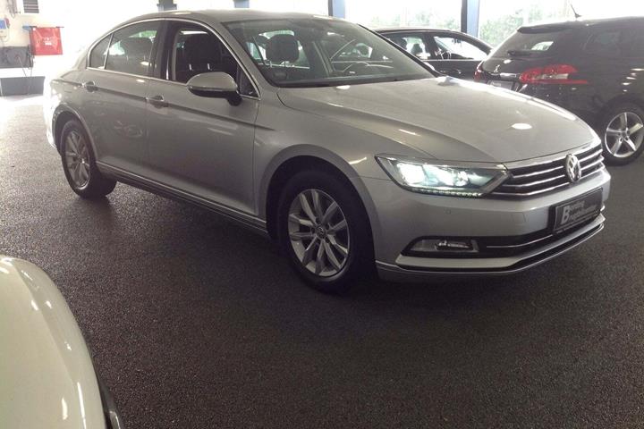 Sølv VW Passat fra 2016