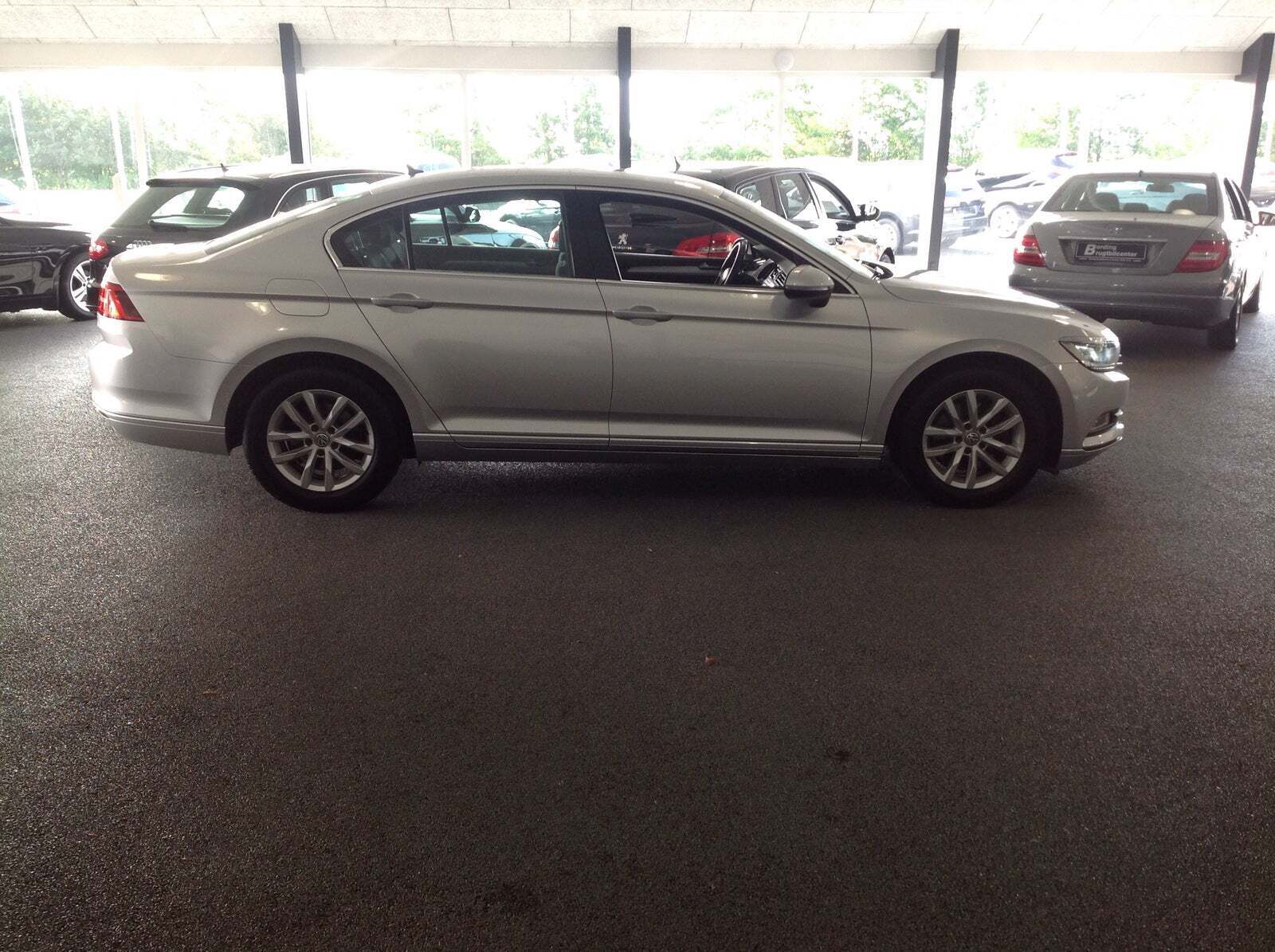 Sølv VW Passat fra 2016