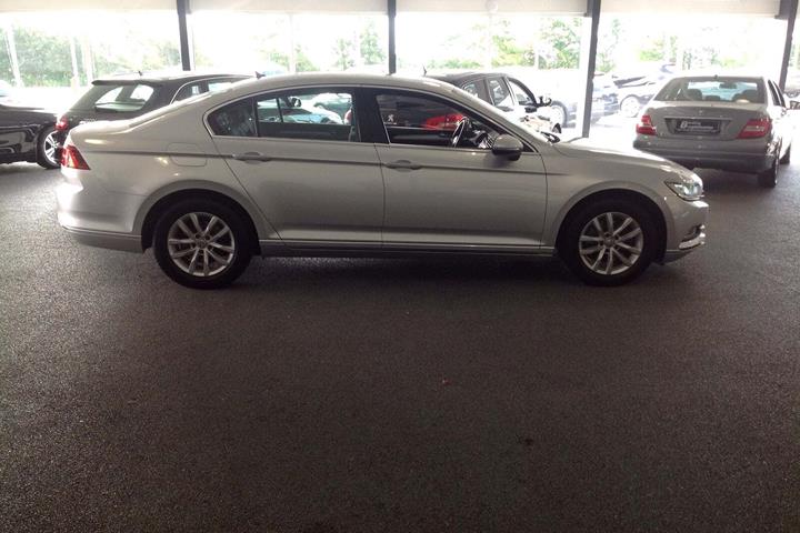Sølv VW Passat fra 2016