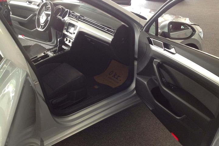 Sølv VW Passat fra 2016