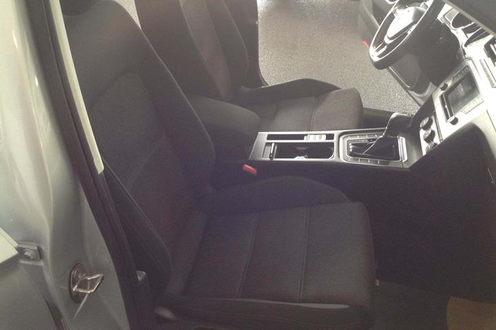 Sølv VW Passat fra 2016