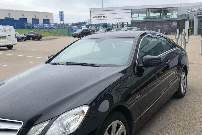 Sort Mercedes 220 E fra 2011