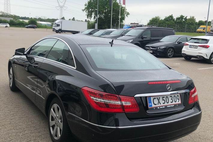 Sort Mercedes 220 E fra 2011