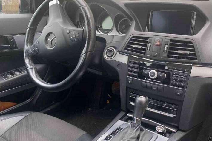 Sort Mercedes 220 E fra 2011