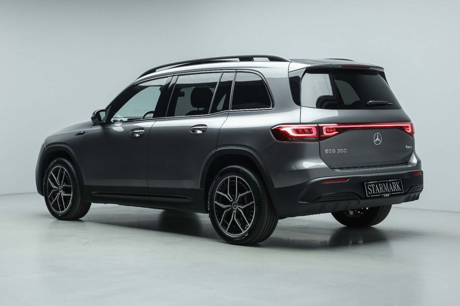 Grå Mercedes EQB350 fra 2023