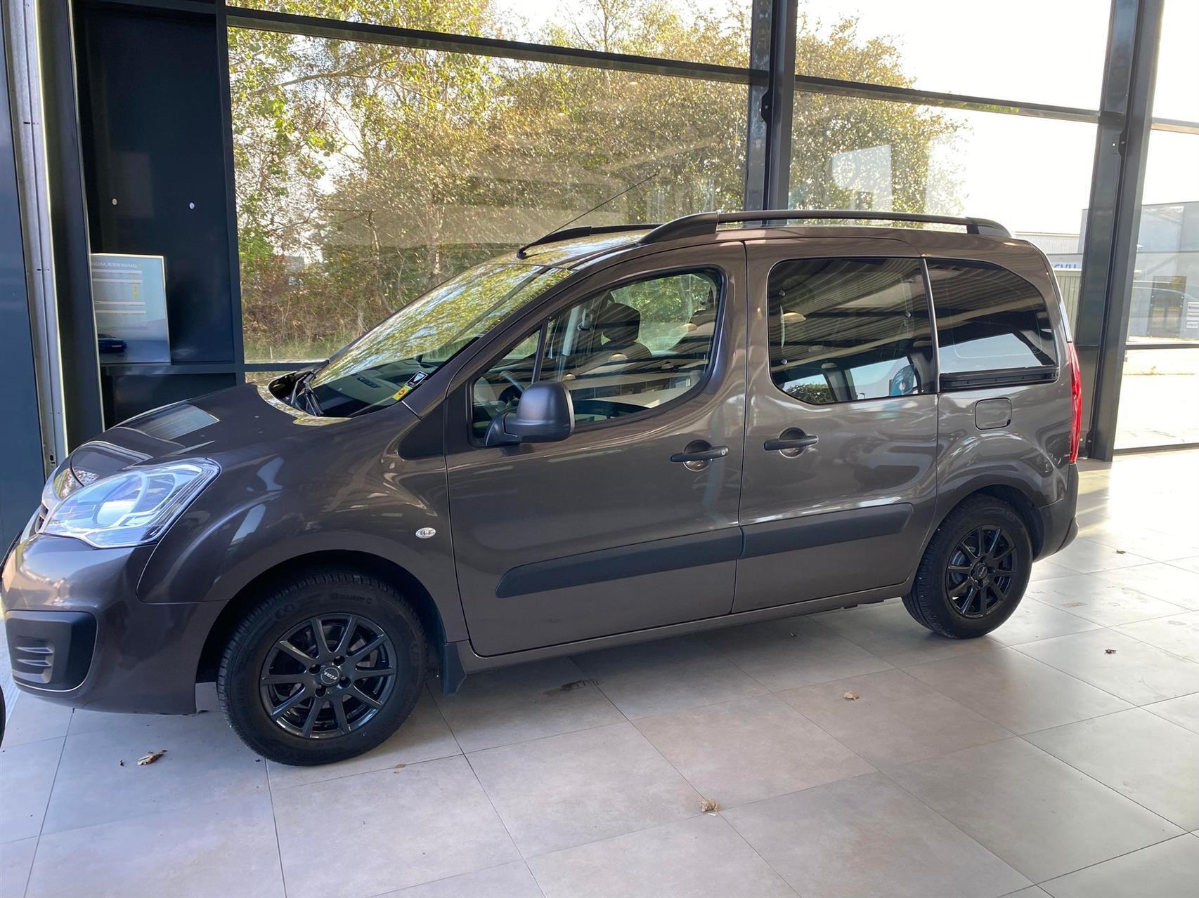 Grå Peugeot Partner fra 2018