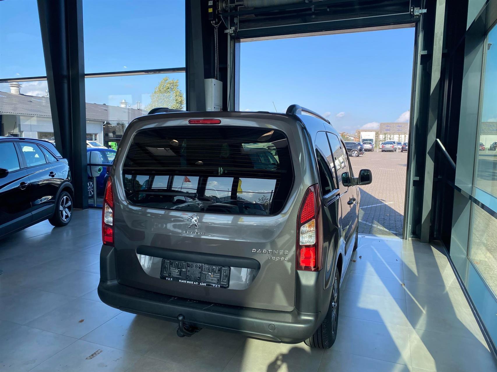 Grå Peugeot Partner fra 2018