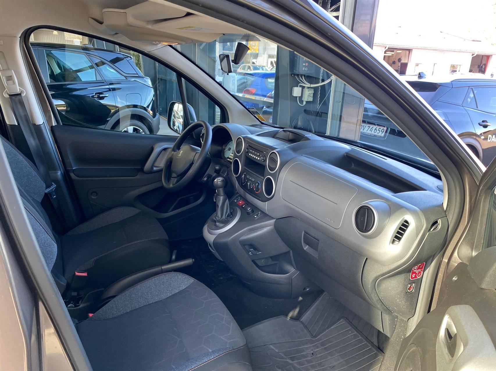 Grå Peugeot Partner fra 2018