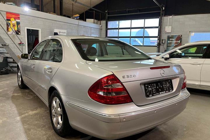 undefined Mercedes E320 fra 2004 set udefra