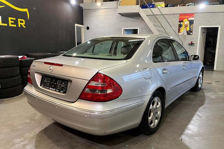 undefined Mercedes E320 fra 2004 set udefra