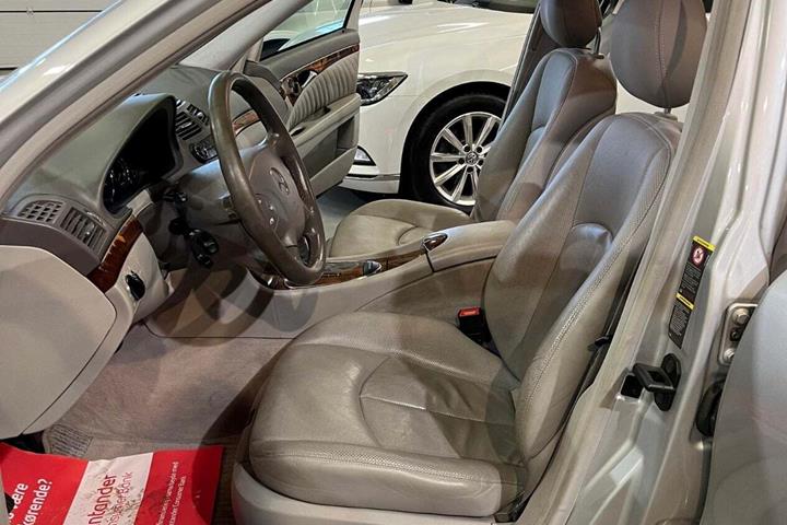 undefined Mercedes E320 fra 2004 set indefra