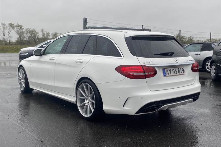 Hvid Mercedes C400 fra 2015