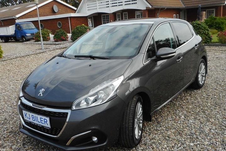 Grå Peugeot 208 fra 2019