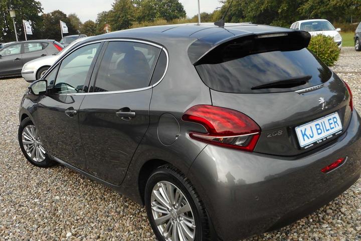 Grå Peugeot 208 fra 2019