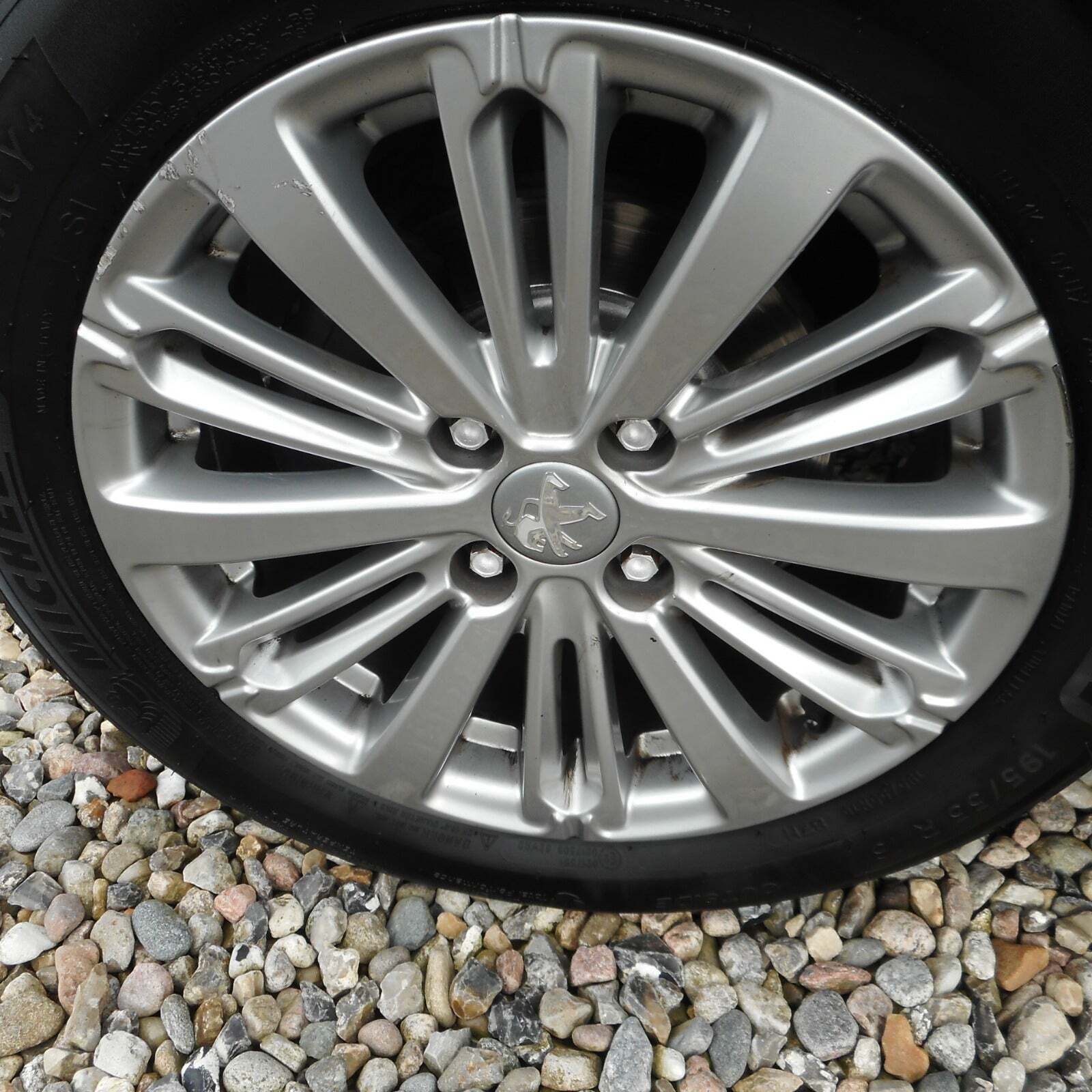 Grå Peugeot 208 fra 2019