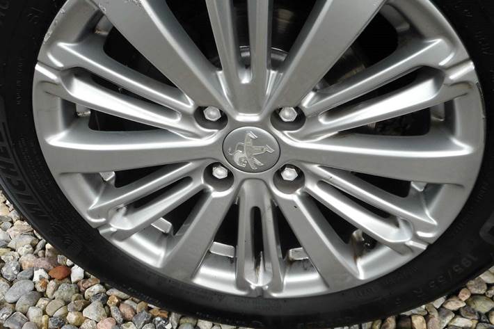 Grå Peugeot 208 fra 2019